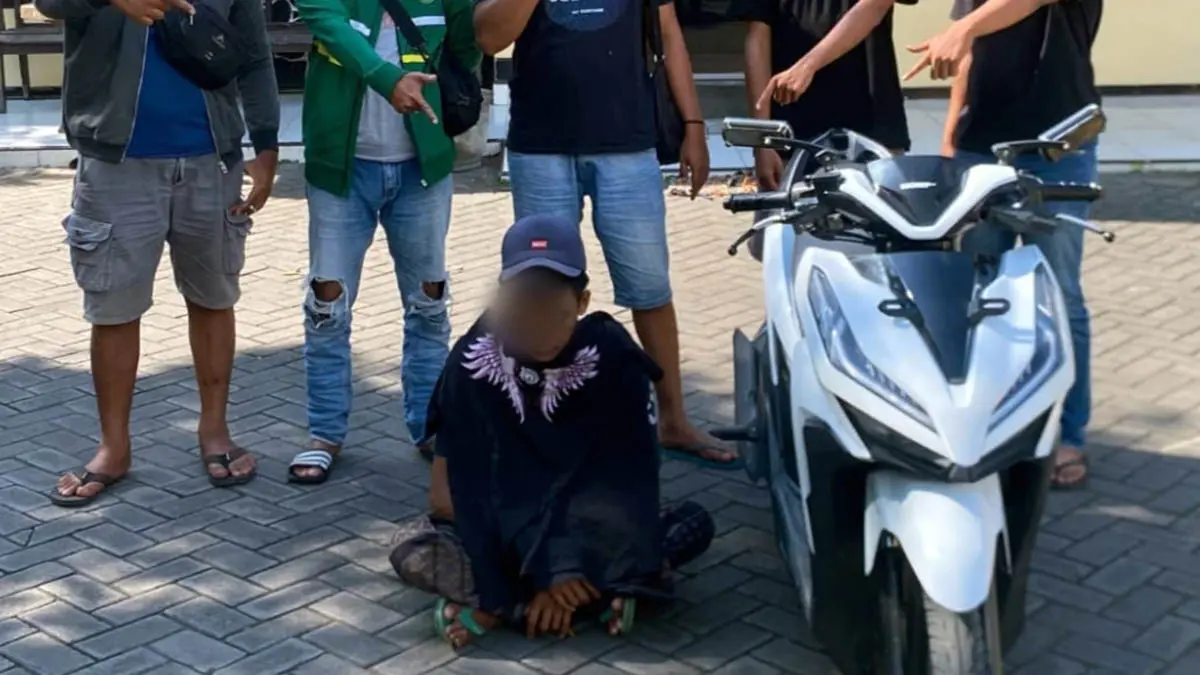 DIRINGKUS: Tersangka kasus penjambretan, Muhammad Danil, usai diamankan polisi dari rumahnya. (Humas Polres Pasuruan for Radar Bromo)