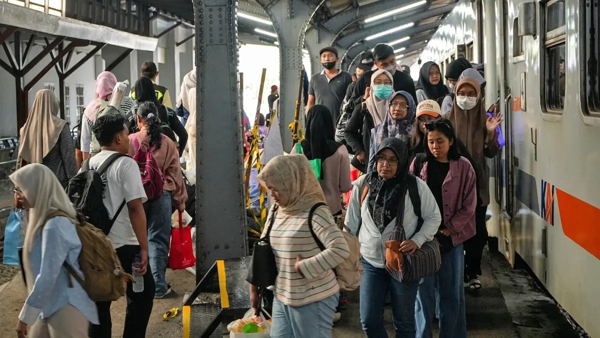 DISERBU: Suasana stasiun yang ramai diserbu penumpang, untuk liburan di long weekend. (Fahrizal Firmani/Radar Bromo)