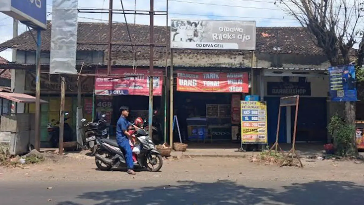 KIOS: Keberadaan kios seluler, pangkas rambut hingga warung kopi yang berada di Winongan. Dulunya, pertokoan itu merupakan tempat berhentinya kereta, Stasiun Winongan. (Fuad Alyzen/Radar Bromo)