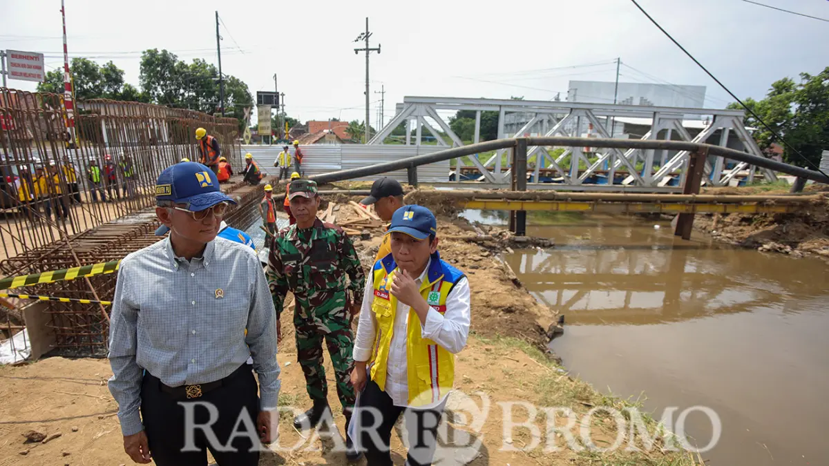 MASUK TAHAP STRUKTUR: Sejumlah pekerja di Jembatan Book Wedi sedang mengerjakan abutmen, pangkal jembatan yang berfungsi sebagai penopang utama. (Mokhamad Zubaidillah/ Radar Bromo)