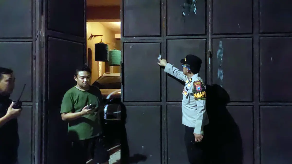 OLAH TKP: Pawas piket Sabtu (17/5) malam, Ipda Farouk Rahmad Hidayat saat olah TKP di lokasi ledakan bondet, di depan rumah Indra Kurniawan, 40, warga Tisnonegaran, Kecamatan Kanigaran, Kota Probolinggo. 