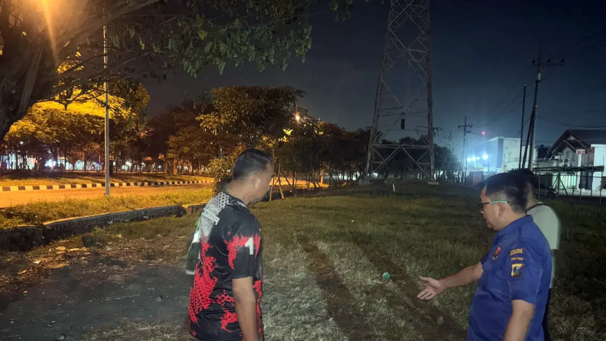 Petugas meninjau lokasi motor yang raib dicuri di kawasan PIER Pasuruan. 
