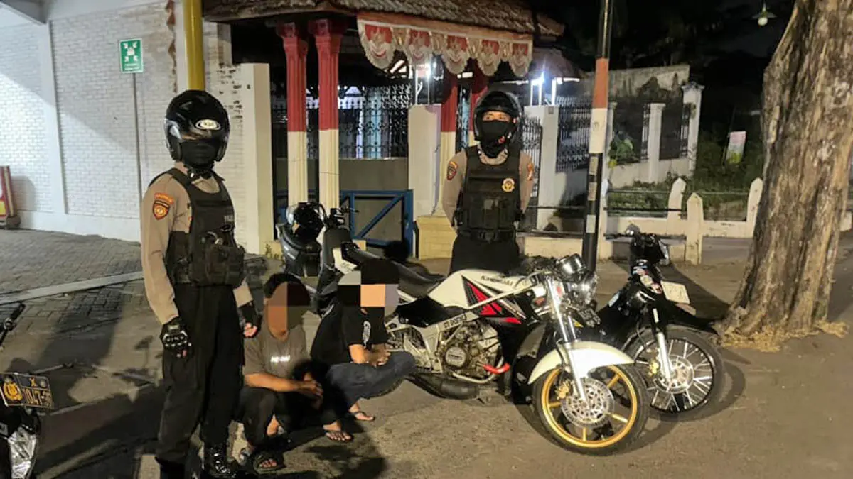 RAZIA: Petugas kepolisian saat mengamankan motor dan terduga balap liar di wilayah Kota Pasuruan. Mereka yang diciduk, diberi pembinaan. Sementara motornya, ditilang. (Polres Pasuruan Kota for Radar Bromo)