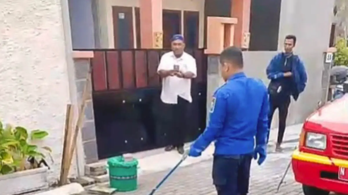 BIKIN PANIK: Proses evakuasi ular di rumah Andi pada Sabtu 16/5) lalu. (Foto: Damkar for Jawa Pos Radar Bromo)