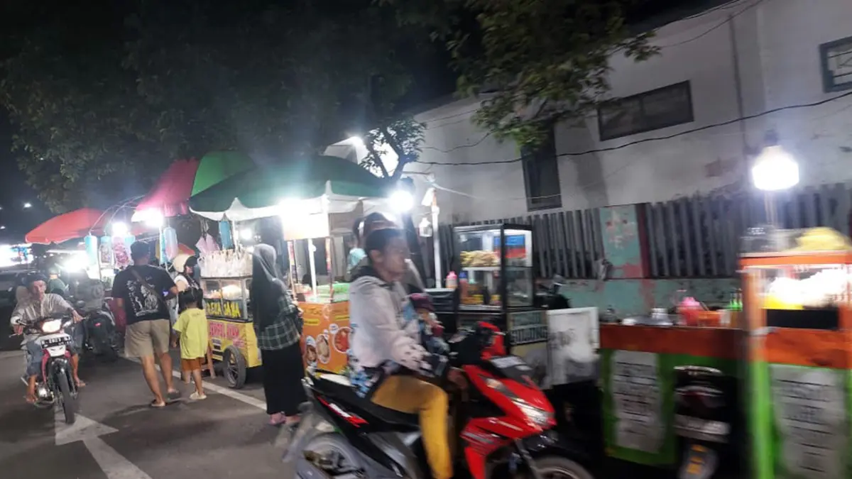 JADI SOROTAN: Sejumlah PKL jualan di area terlarang, kawasan Alun-alun Probolinggo. (Arif Mashudi/ Radar Bromo)