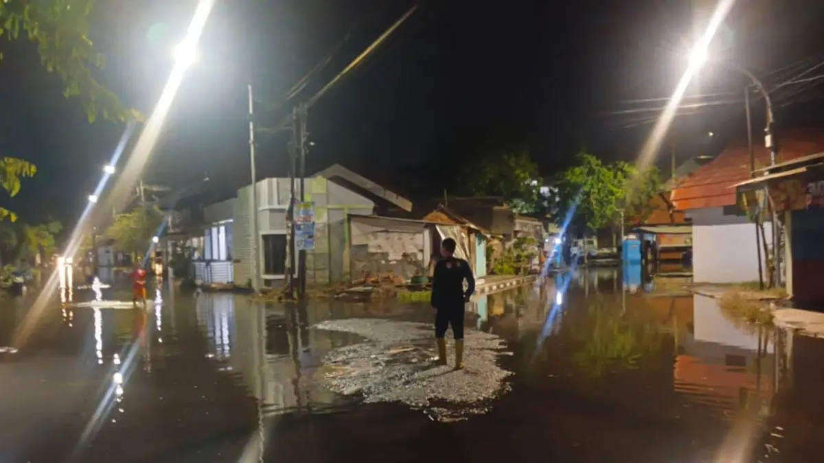 MELUBER: Banjir rob yang pernah terjadi di kawasan pesisis Pasuruan beberapa waktu lalu. BMKG mengeluarkan imbauan aka nada siklus bulanan hingga Kamis (21/5) mendatang. (Foto: dok Jawa Pos Radar Bromo)