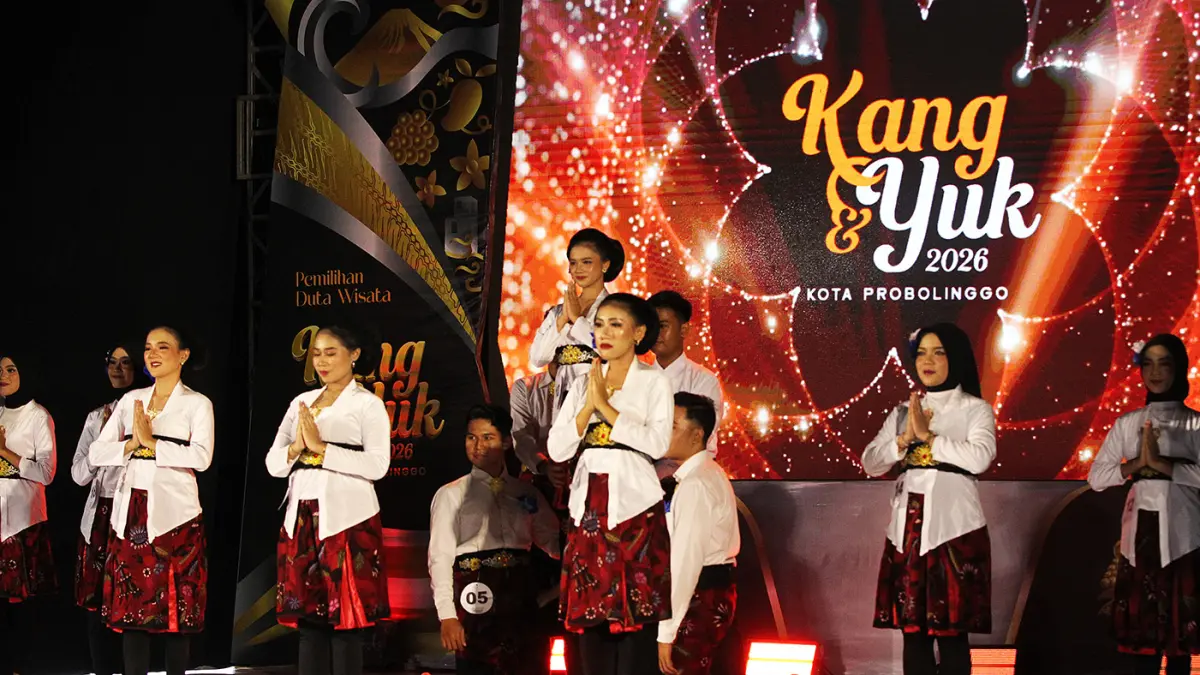 MEMUKAU: Penampilan koreo para finalis di malam puncak duta wisata Kang dan Yuk Kota Probolinggo 2026. (Mokhamad Zubaidillah/ Radar Bromo)