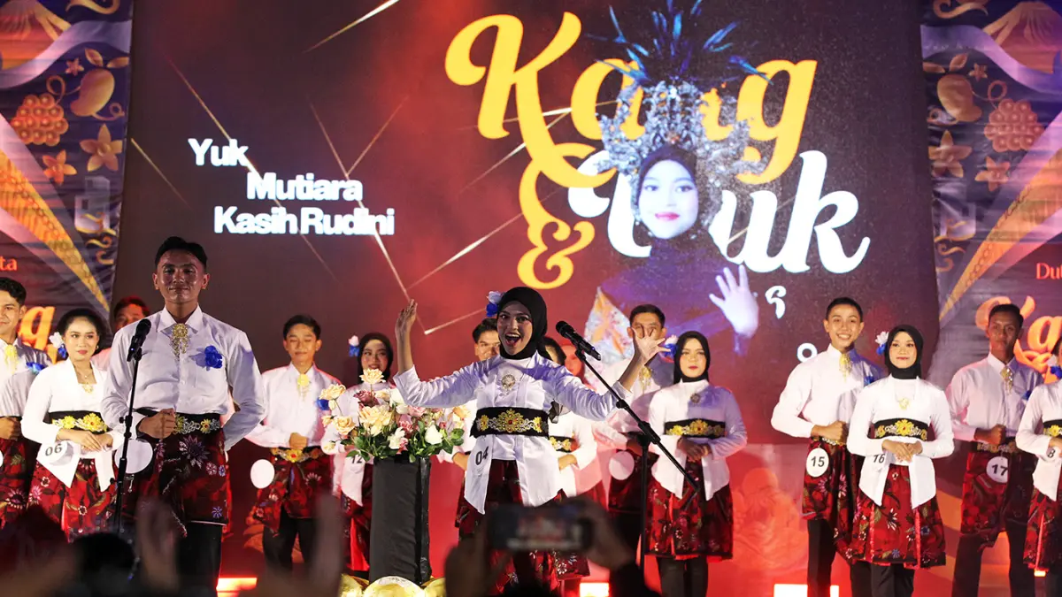 MERIAH: Yuk Mutiara Kasih Rudini saat memperkenalkan diri di malam grand final Duta Wisata Kang dan Yuk Kota Probolinggo. (Mokhamad Zubaidillah/ Radar Bromo)