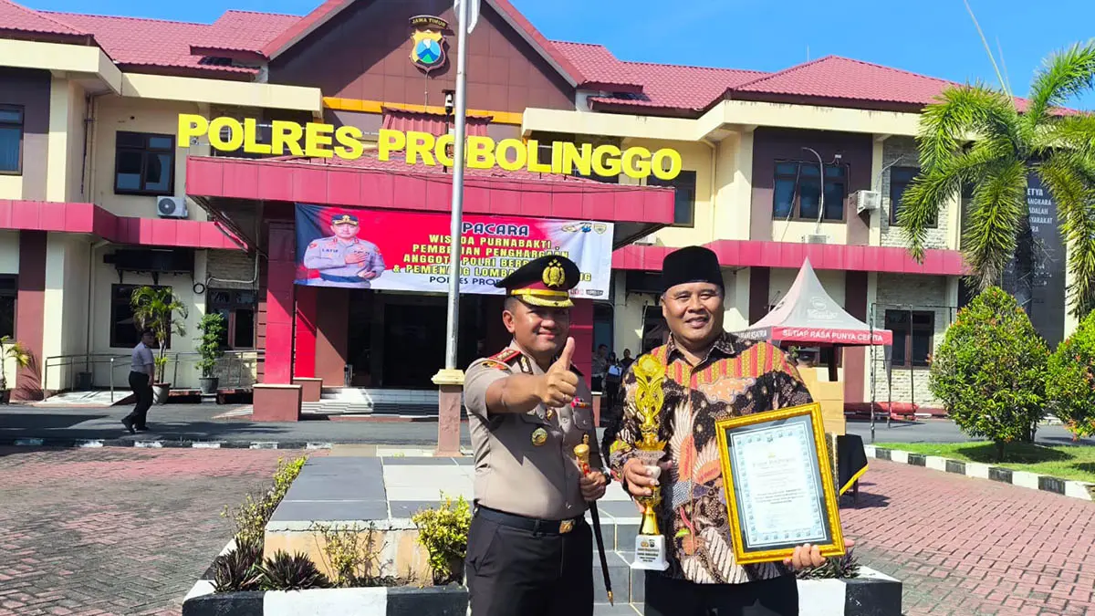 PENGHARGAAN: Kepala Desa Kedungdalem, Sumartono menerima penghargaan desa dengan kondusivitas kamtibmas dari Kapolres Probolinggo.(Pemerintah Desa Kedungdalem for Jawa Pos Radar Bromo)