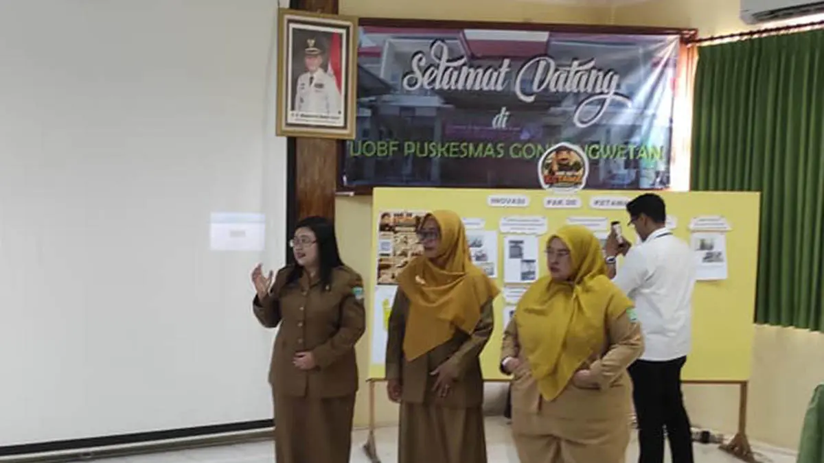 PERCAYA DIRI: Tim dari puskemas Gondangwetan membeber inovasi Pakde Ketawa di hadapan dewan juri. (Foto: Fandi Armanto/Jawa Pos Radar Bromo)