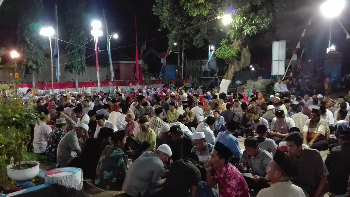 SOLIDARITAS: Ratusan warga Desa Kedungdalem mengikuti acara Kadesa di Halaman kantor desa. (Pemerintah Desa Kedungdalem for Jawa Pos Radar Bromo)