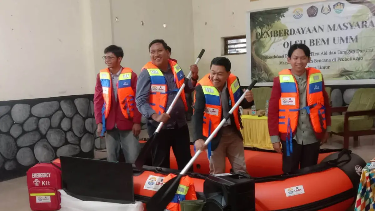 SOSIALISASI: Perangkat Desa Kedungdalem bersama mahasiswa UMM saat melakukan sosialisasi kampung tangguh bencana. (Pemerintah Desa Kedungdalem for Jawa Pos Radar Bromo)