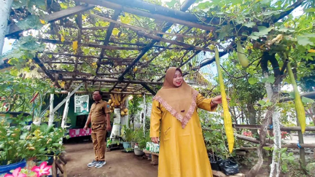 ASRI: Ketua TP PKK Desa Watuwungkuk Listiyawati menunjukkan salah satu kebun toga dan sayur milik warga Desa Watuwungkuk. (INNEKE AGUSTIN/JAWA POS RADAR BROMO)