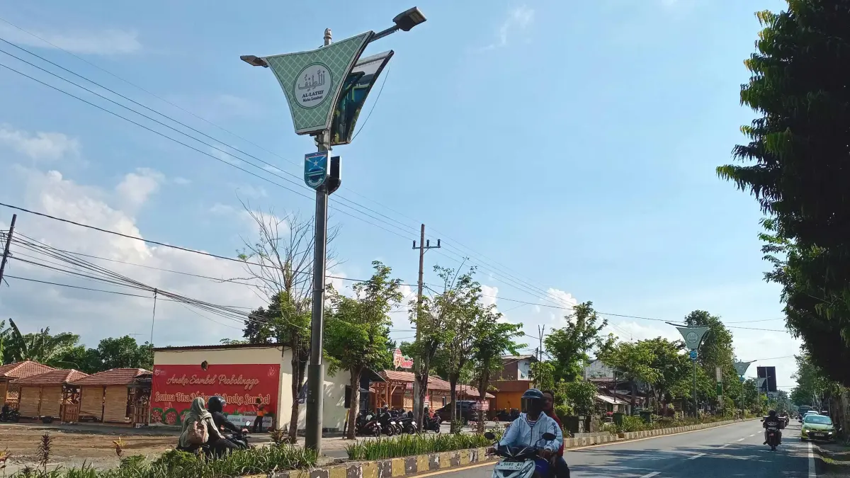 BAKAL DITAMBAH: Salah satu PJU terpasang di Jalur Pantura Kecamatan Kraksaan. Bulan ini belasan PJU akan dipasang di Jalur Pantura Kecamatan Paiton. (ACHMAD ARIANTO/JAWA POS RADAR BROMO)