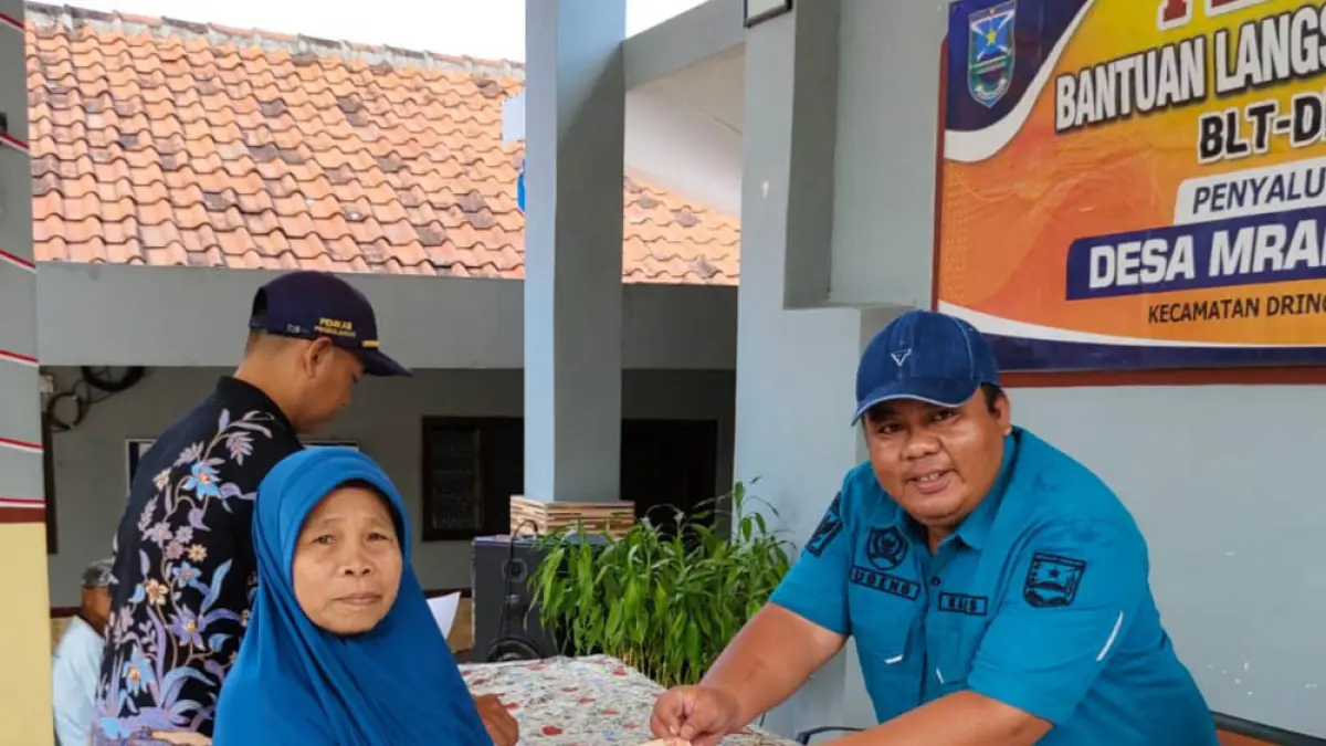 BANTUAN: Kepala Desa Mranggon Lawang Sugeng Harianto, SE menyerahkan BLT DD kepada salah satu KPM beberapa waktu lalu. (Foto: Pemdes Mranggon Lawang for Jawa Pos Radar Bromo)