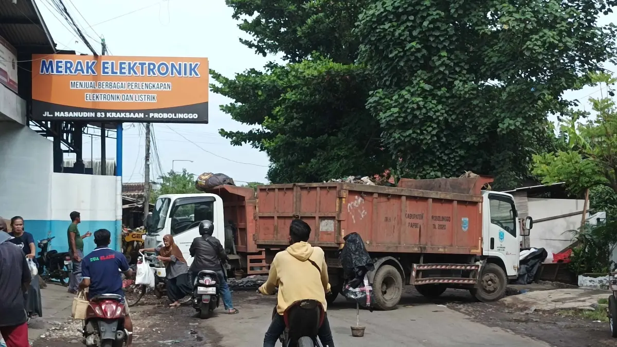 BANYAK RUSAK: Truk kontainer sampah mengangkut sampah dari salah satu TPS di Kabupaten Probolinggo. (AGUS FAIZ MUSLEH/JAWA POS RADAR BROMO )