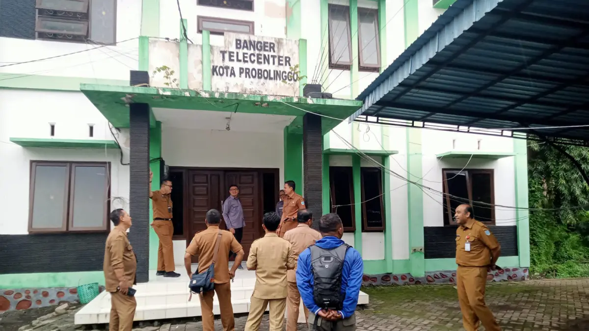 KANTOR BARU: Sejumlah komisioner Bawaslu Kota Probolinggo bersama sejumlah pegawai Pemkot Probolinggo mengecek eks gedung Banger Telecenter.  (ARIF MASHUDI/JAWA POS RADAR BROMO)
