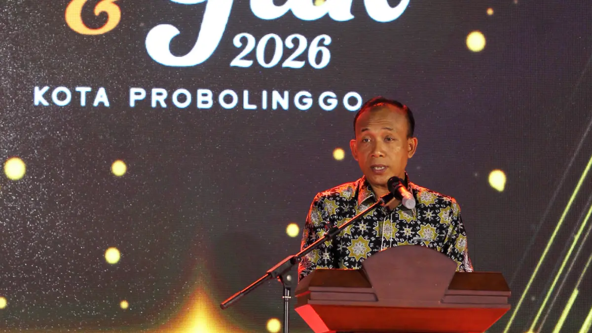 LAPORAN: Kepala Dispopar Kota Probolinggo Muhamad Abas menyampaikan laporan kegiatan Grand Final Pemilihan Duta Wisata Kang dan Yuk Kota Probolinggo Tahun 2026, Minggu (17/5) malam.