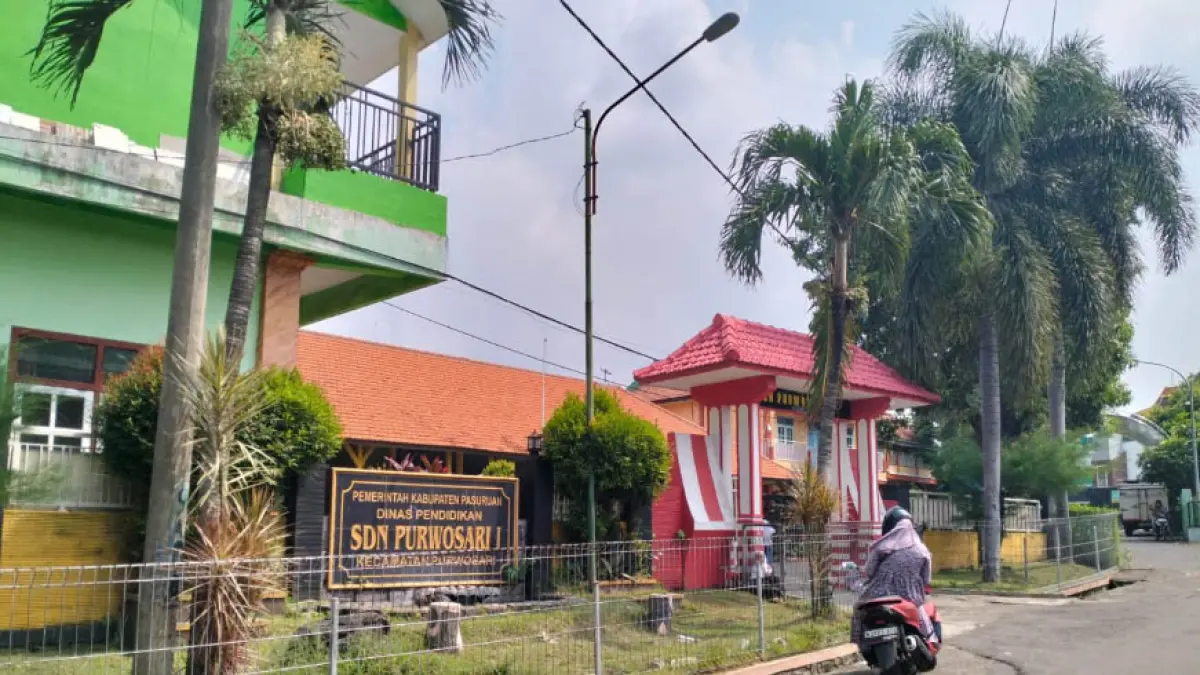 LENGANG: Suasana di SDN 1 Purwosari siang kemarin. Pada Senin (18/5) lalu, ada lima siswa di sekolah ini yang mual dan muntah setelah meminum susu dari program MBG. (Foto: Rizal F Syatori/Jawa Pos Radar Bromo)
