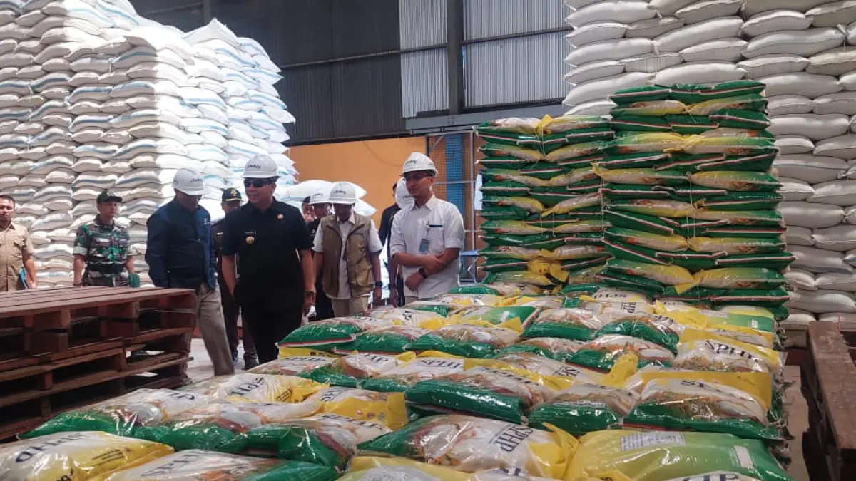 LIHAT LANGSUNG: Wali Kota Probolinggo Aminuddin mengecek stok beras di Gudang Bulog di Kelurahan Sukoharjo, Kota Probolinggo, Senin (18/5).  (ARIF MASHUDI/JAWA POS RADAR BROMO)