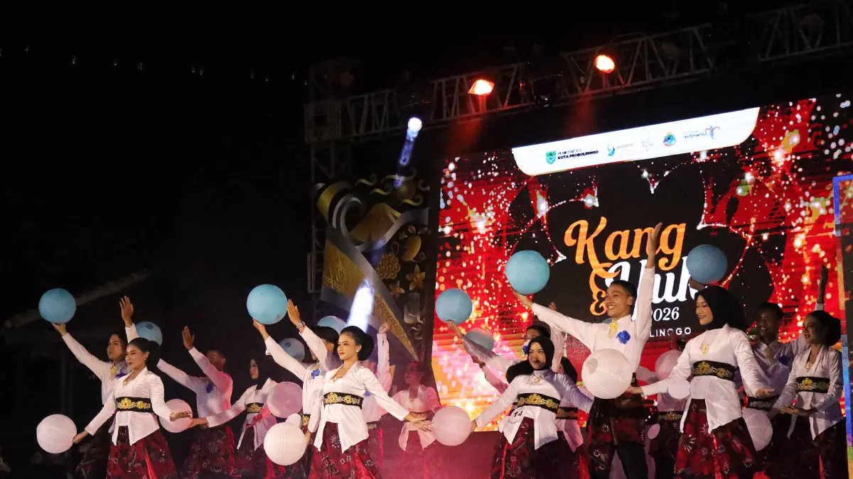 MERIAH: Penampilan sepuluh pasang finalis dalam Grand Final Pemilihan Duta Wisata Kang dan Yuk Kota Probolinggo Tahun 2026, Minggu (17/5) malam. (MOKHAMMAD ZUBAIDILLAH/Jawa Pos Radar Bromo)