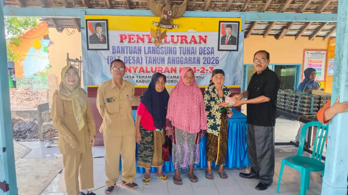 MUSYAWARAH: Kepala Desa Mranggon Lawang, Sugeng Harianto, SE (dua dari kiri) dalam kegiatan LKPJ Kepala Desa Tahun 2025. (Foto: Pemdes Mranggon Lawang for Jawa Pos Radar Bromo)