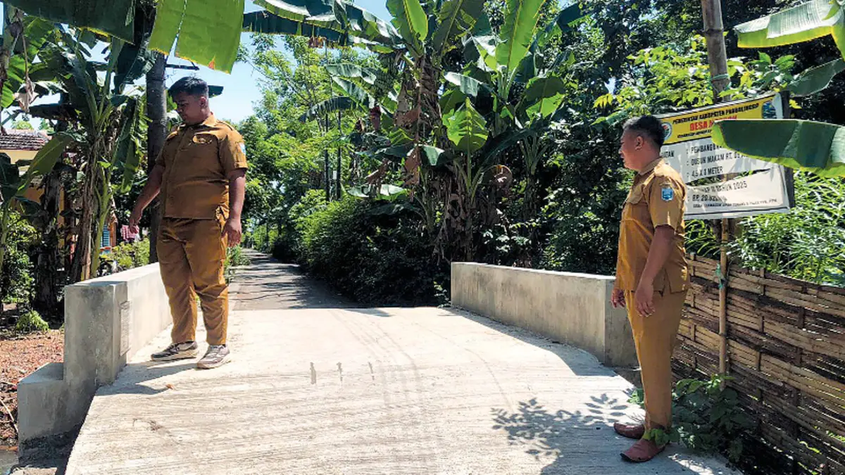 NYAMAN: Sekretaris Desa Ngepoh Andre Septian (kiri) mengecek lokasi pembangunan jembatan di Dusun Makam, Desa Ngepoh.