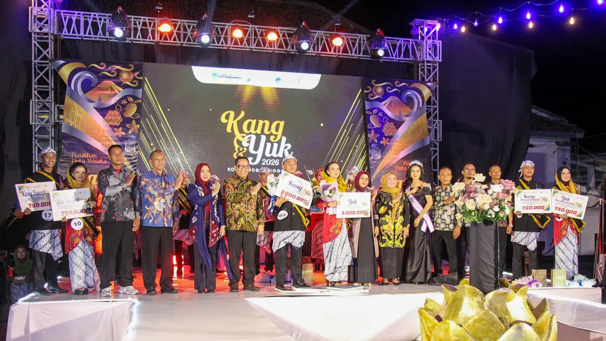 PEMENANG: Para pemenang Duta Wisata Kang dan Yuk Kota Probolinggo Tahun 2026 berfoto bersama Wali Kota dan Wakil Wali Kota Probobolinggo serta sejumlah undangan.