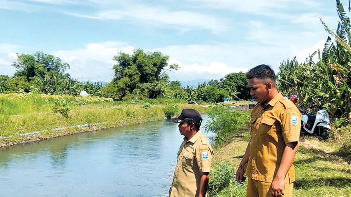 PERIKSA: Sekretaris Desa Ngepoh Andre Septian (paling kanan) bersama perangkat desa memeriksa kondisi pipa pembuangan pasca pembangunannya di Dusun Krajan, Desa Ngepoh. (INNEKE AGUSTIN/JAWA POS RADAR BROMO)