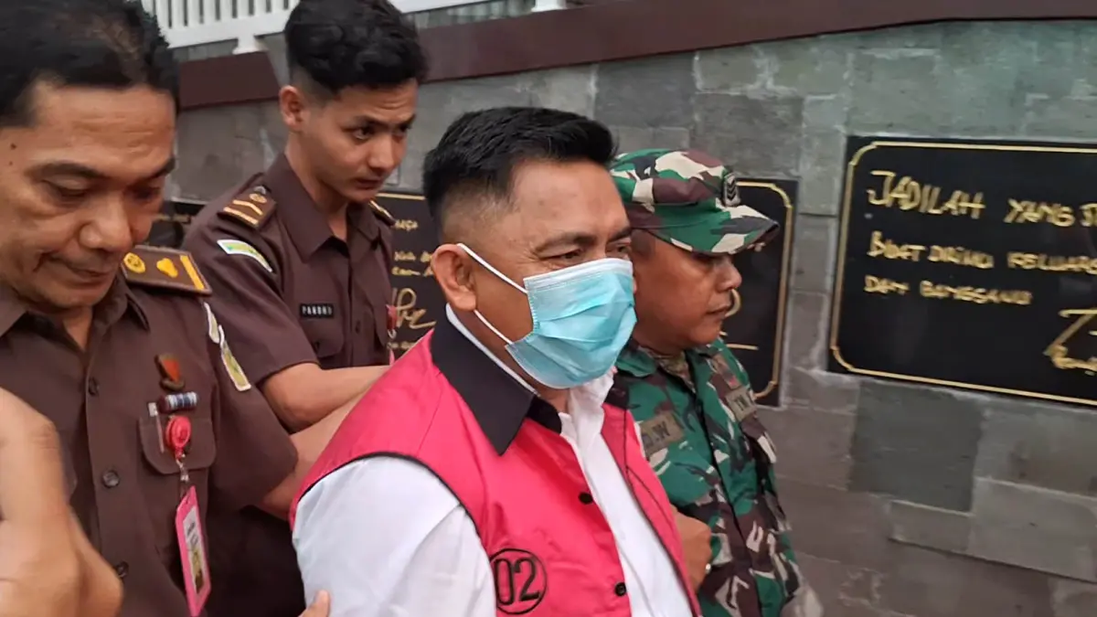 TERSANGKA: Muhammad Rofi’i Mukhlis saat digelandang dari kantor Kejari Kabupaten Pasuruan untuk dititipkan di tahanan, Senin (18/5) sore. (Foto: M Busthomi/Jawa Pos Radar Bromo)