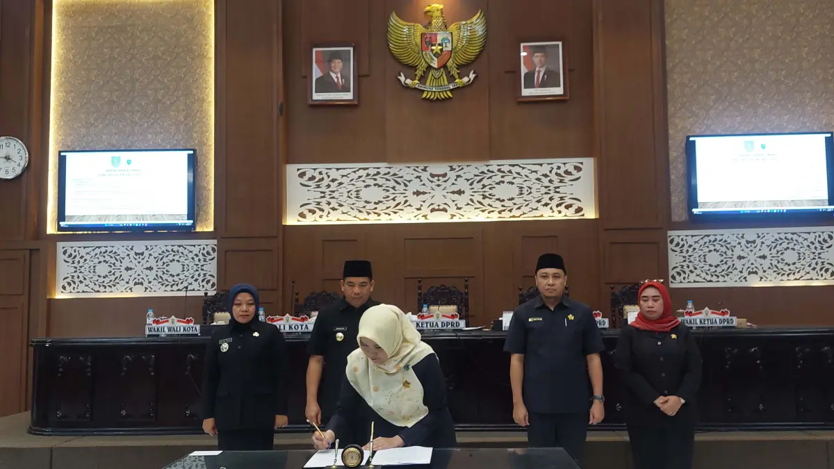 DITETAPKAN: Ketua DPRD Kota Probolinggo Hj. Dwi Laksmi Syntha Kusumawardhani, S.E. bersama pimpinan DPRD dan Wali Kota Probolinggo dr. Amiruddin menandatangani bersama penetapan Perda tentang Perubahan atas Perda Nomor 7/2020 tentang Pemberdayaan dan Pengembangan Usaha Mikro, Senin (18/5).