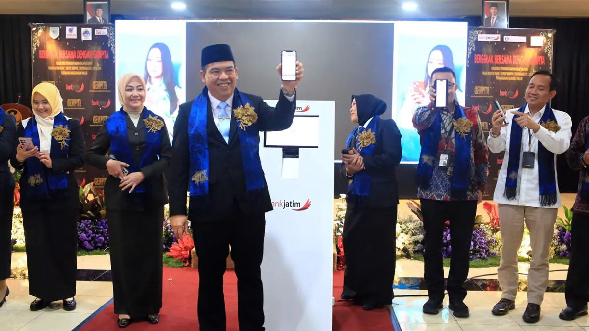 BERHASIL: Pembayaran PBB oleh Wali Kota Probolinggo dr. Aminuddin dan diikuti oleh undangan VIP menjadi teladan bagi seluruh masyarakat dalam membayar tepat waktu.