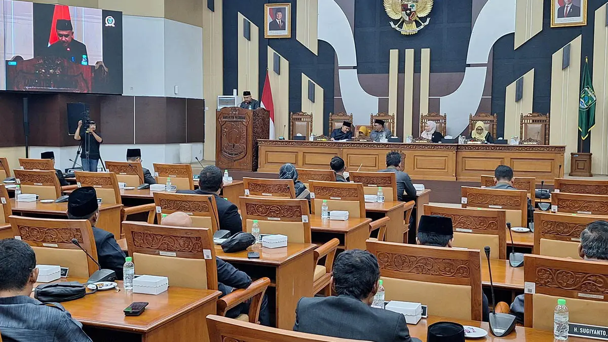 DIPARIPURNAKAN: Pelaksanaan paripurna di gedung DPRD Kabupaten Pasuruan. Dalam paripuran tersebut, beberapa perda disahkan legislatif dan eksekutif. (Muhamad Busthomi/Radar Bromo)