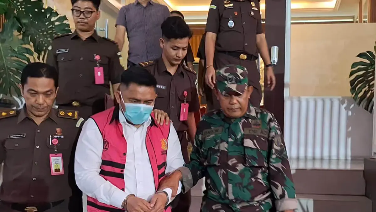 DITAHAN: Muhammad Rofi’i Mukhlis saat digelandang dari kantor Kejari Kabupaten Pasuruan untuk dititipkan di tahanan, Senin (18/5) sore. (Foto: M Busthomi/Jawa Pos Radar Bromo)