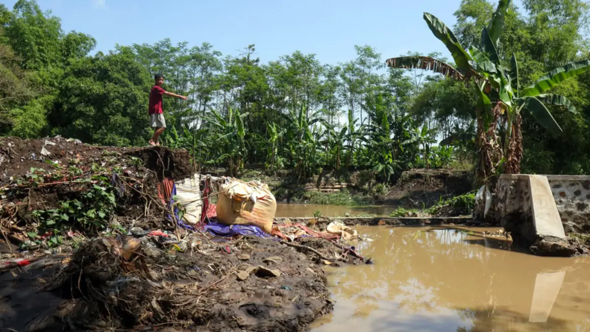 JEBOL: Tanggul Sungai Welang yang jebol di Dusun Suko, Desa Sukorejo, Kecamatan Pohjentrek, Selasa (19/5) malam. Tanggul sementara ini baru selesai dibangun sebulan lalu dari bronjong dan sandbag isi tanah. (Mokhamad Zubaidillah/ Radar Bromo)
