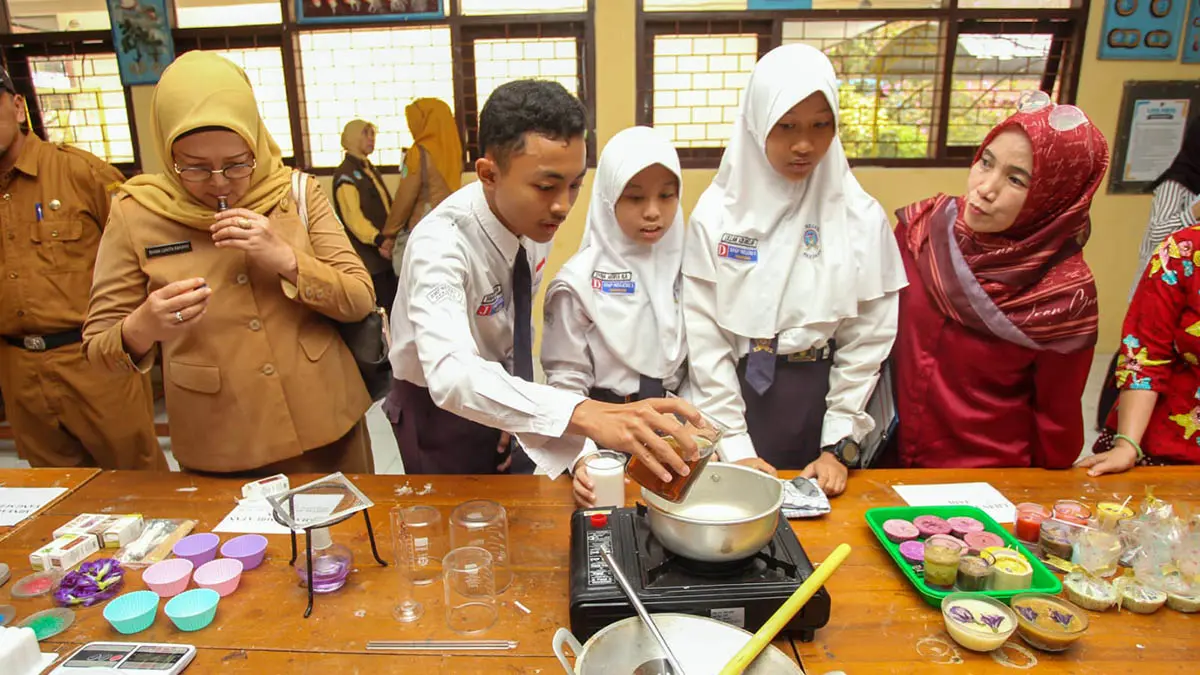 KROSCEK: Tim juri INOPAMAS 2026 saat mengecek langsung kreasi dari inovator. (Mokhamad Zubaidillah/Radar Bromo)
