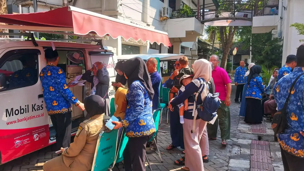 MOBILE: Mobil Layanan Kas Bank Jatim siap menerima pembayaran PBB masyarakat. Selama 2 hari, Rabu-Kamis (20-21/5) mobil layanan ini berlokasi di halaman belakang Kantor Wali Kota Probolinggo.