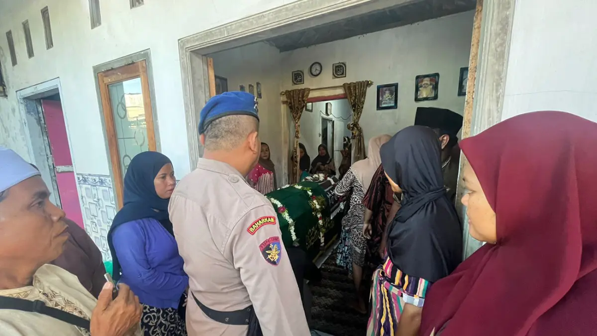 NAHAS: Korban saat hendak dimakamkan, Rabu pagi (20/5). 