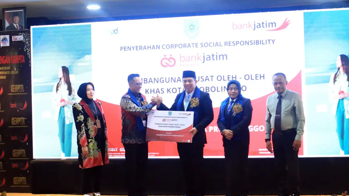 PENYERAHAN CSR: Bank Jatim secara simbolis menyerahkan program CSR kepada Pemkot Probolinggo berupa bantuan Pembangunan Pusat Oleh-Oleh Khas Kota Probolinggo.
