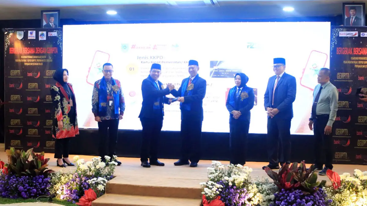 PENYERAHAN KKPD : Setelah menerima simbolis dari Bank Jatim, Wali Kota dr. Aminuddin menyerahkan Kartu Kredit Pemerintah Daerah (KKPD) kepada Pj. Sekda Kota Dr. Rey Suwigtyo sebelum diserahkan ke 22 PD untuk menunjang belanja daerah non-tunai. 
