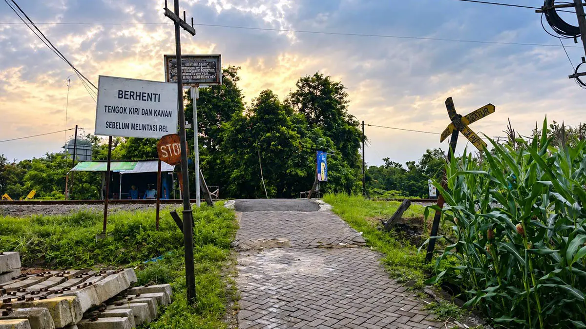 PERLU PALANG: Salah satu perlintasan KA di wilayah Wonokerto, Kecamatan Sukorejo, Kabupaten Pasuruan. Masih banyak perlintasan yang belum terpasang palang pintu yang riskan akan adanya kecelakaan. (Muhamad Busthomi/Radar Bromo)