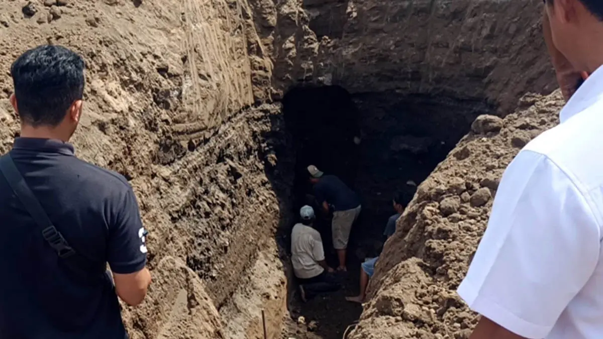 PINDAHKAN: Proses pemindahan tulang belulang yang ditemukan dari makam tua ke tempat pemakaman yang lebih mumpuni. (Polres Pasuruan Kota for Radar Bromo)
