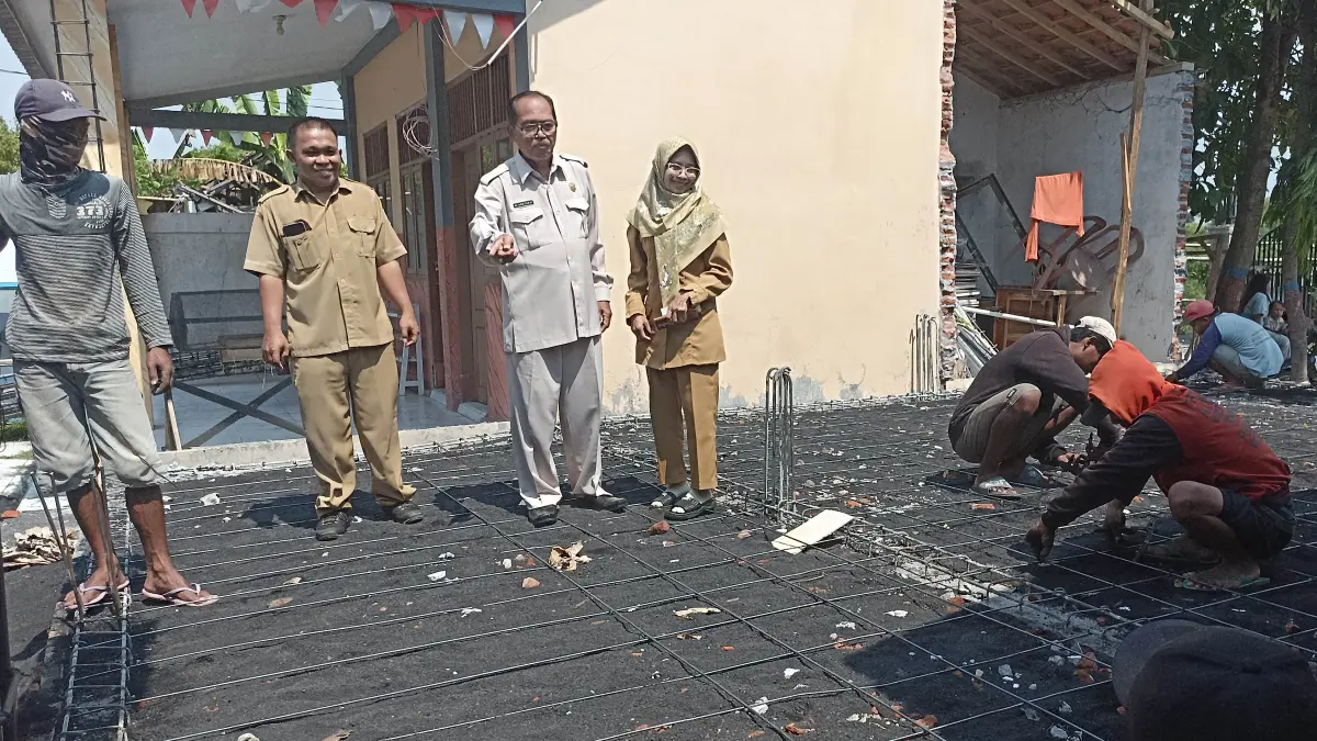 PROGRES: Kepala Desa Tamansari Soetadji bersama perangkat desa meninjau pembangunan Gedung TP-PKK Desa Tamansari, Selasa (19/5). (Foto Jamaludin/ Jawa Pos Radar Bromo)