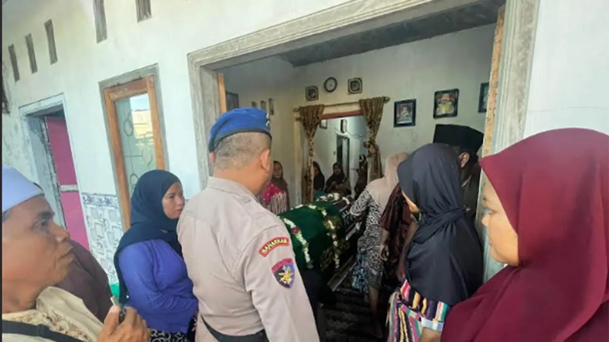 SEBELUM DIMAKAMKAN: Suasana rumah duka korban yang dipenuhi pentakziah. (Foto : Polres Pasuruan Kota for Jawa Pos Radar Bromo)