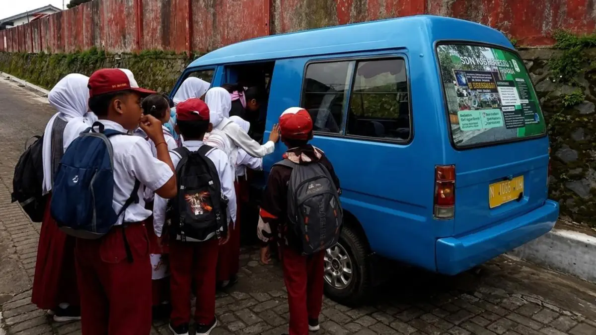 SI BIRU: Beberapa siswa SDN Ngarirejo 1 bersiap berangkat ke sekolah dengan dijemput Si Biru, angkutan yang disiapkan sekolah untuk antar-jemput siswa.