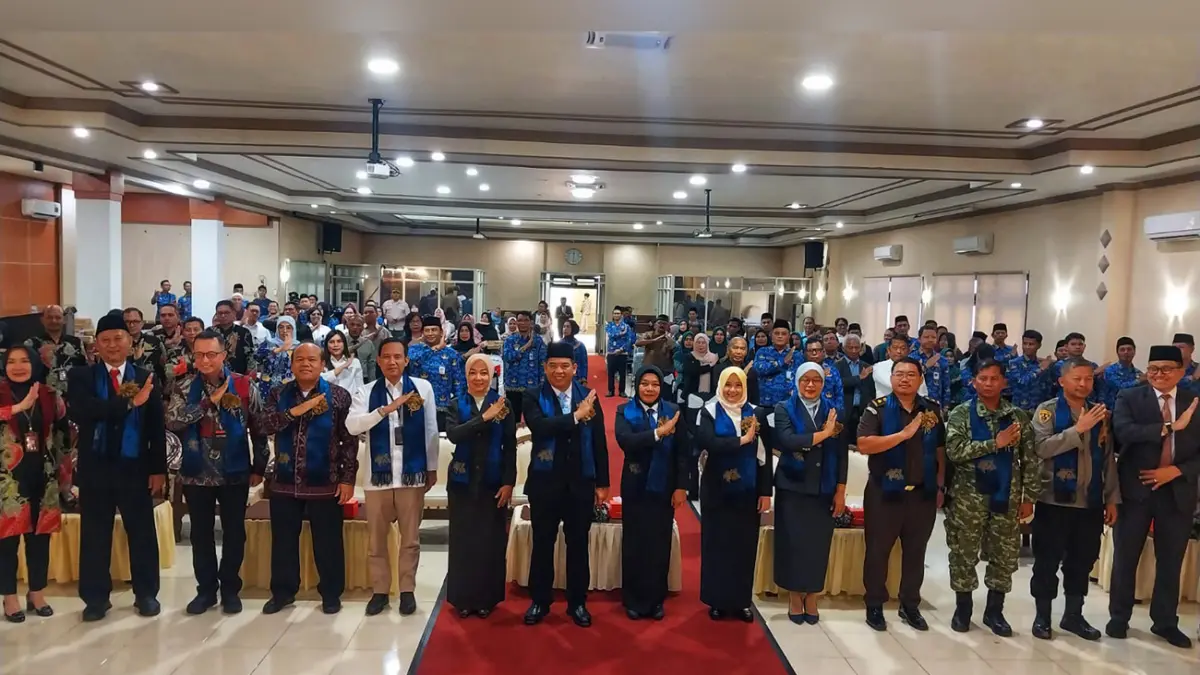 SINERGI: Para undangan berfoto bersama usai Launching Inovasi GEMPITA 2026 di Ruang Puri Manggala Bhakti, Kantor Wali Kota Probolinggo, Rabu (20/5).