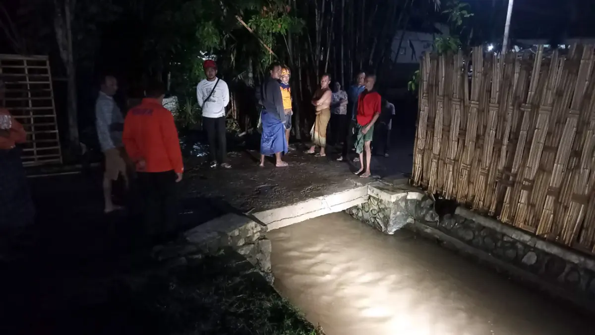 ASESMEN: Petugas BPBD Kabupaten Probolinggo saat melakukan asesmen dan membantu warga melakukan normalisasi sungai di Dusun Krajan, Desa Mentor, Kecamatan Sumberasih, Kabupaten Probolinggo, Kamis (21/5) malam.