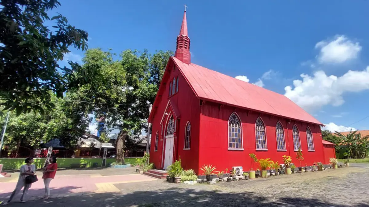 CAGAR BUDAYA: Gereja Merah yang terletak di Jalan Suroyo, Kota Probolinggo. (Arif Mashudi/ Radar Bromo)