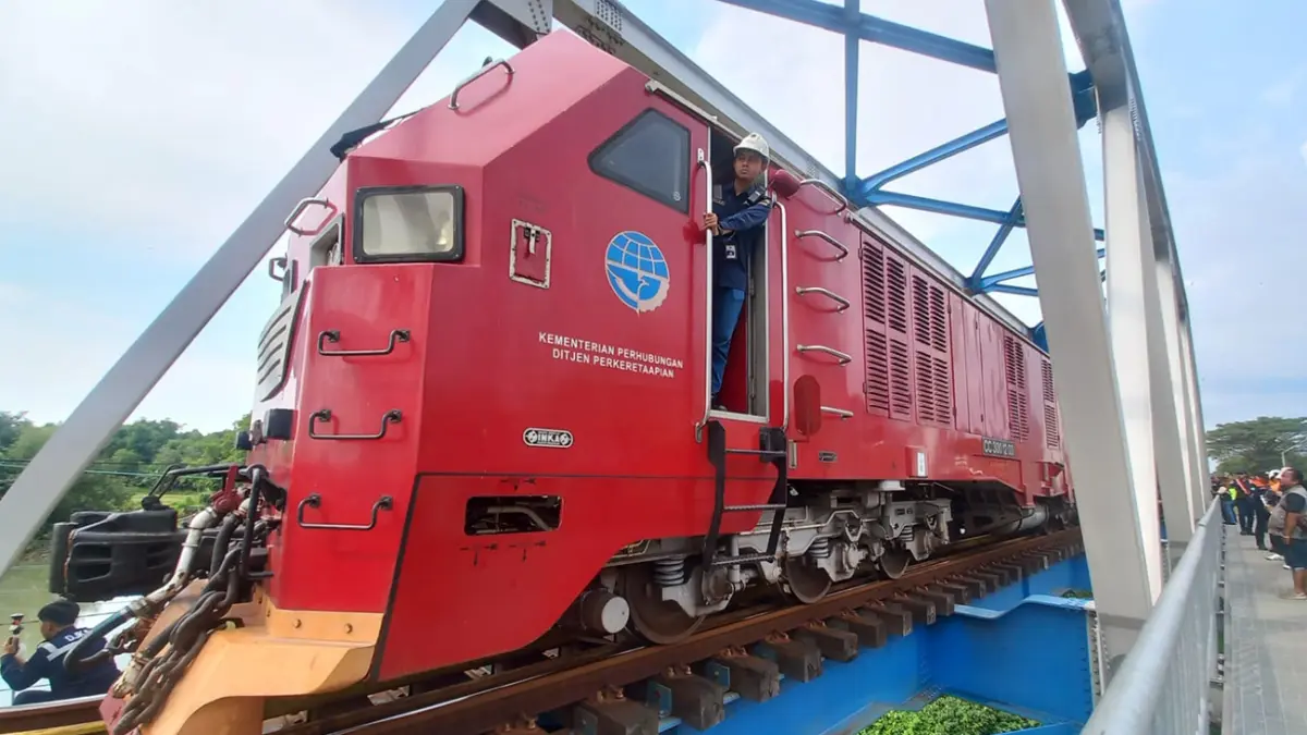 DIUJI: Petugas Balai Teknik Perkeretaapian Kelas I Surabaya bersama Balai Pengujian Perkeretaapian melakukan uji fungsi Jembatan WTT BH 374 di petak antara Bayeman-Probolinggo, Jumat (22/5) siang. (Inneke Agustin/ Radar Bromo)