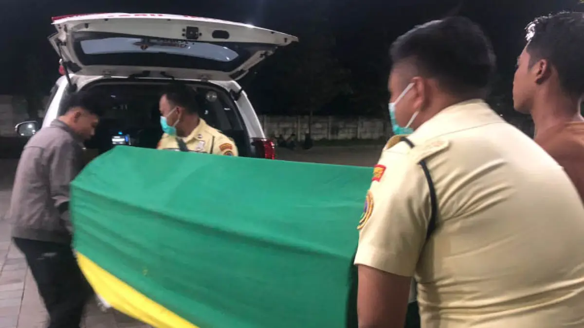 DUKA: Jenazah Alex Anwaruh, 25 di RSUD Ar Rozy Kota Probolinggo saat hendak berangkat ke rumah duka di Kabupaten Gresik. (Foto: Inneke Agustin/Jawa Pos Radar Bromo)